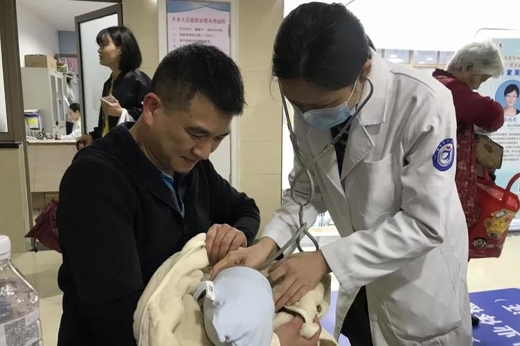 健康咨詢,醫(yī)生問診,查看檢查報告&hellip;&hellip;義診活動忙而有序,專家們運用