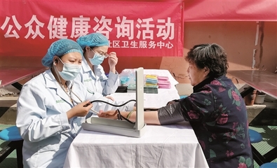 關愛老年人 義診進社區(qū)