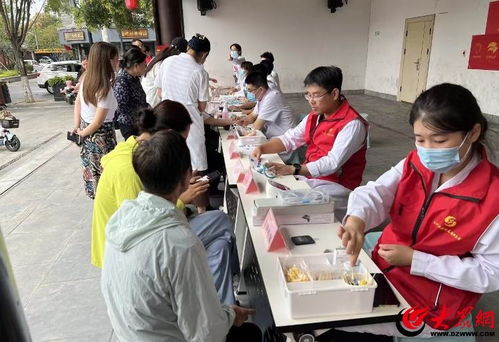 醫(yī)心向黨 健康義診進社區(qū)——蘭山區(qū)人民醫(yī)院開展健康咨詢服務